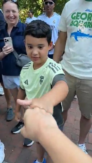 🤍💜 + 🤜🤛 = 🎁
