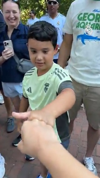 🤍💜 + 🤜🤛 = 🎁