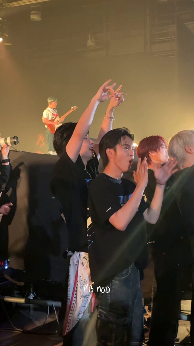 อันนี้หนัก อันนี้ไม่ยืนกับเพื่อนแล้วด้วยซ้ำ อันนี้คือจะได้รูปเธอกับแสงไฟที่ส่องย้อนมา แบคกราวเป็นแฟนคลับ โอโหพี่เสือ อันนี้คือไร