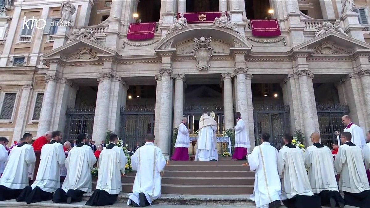 🔴 Arrivé devant la basilique Sainte-Marie-Majeure, après la #procession dans les rues de #Rome, le pape #LéonXIV bénit l'assemblée des fidèles avec le #SaintSacrement, en ce jour de la Solennité du Corps et du Sang du Christ. 👉 En intégralité :