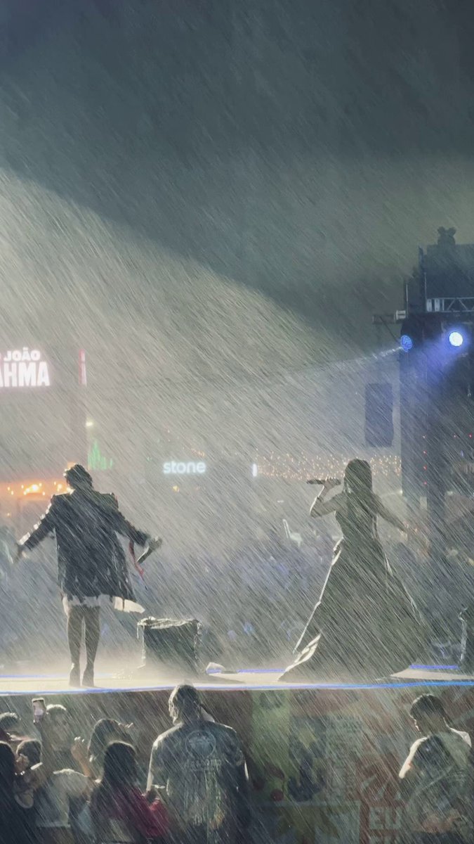 Maiara e Maraisa continuaram o show no Ceará mesmo com uma forte chuva no local.