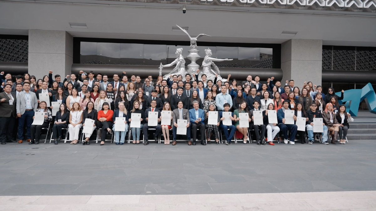 Celebramos la cuarta generación de “Jóvenes Dialogando por el Segundo Piso de la Transformación”. Son mujeres y hombres con ideales, principios y sueños, que se están formando para servir a su país. Estoy convencido: lograrán todo lo que se propongan. ¡Que vivan las juventudes!