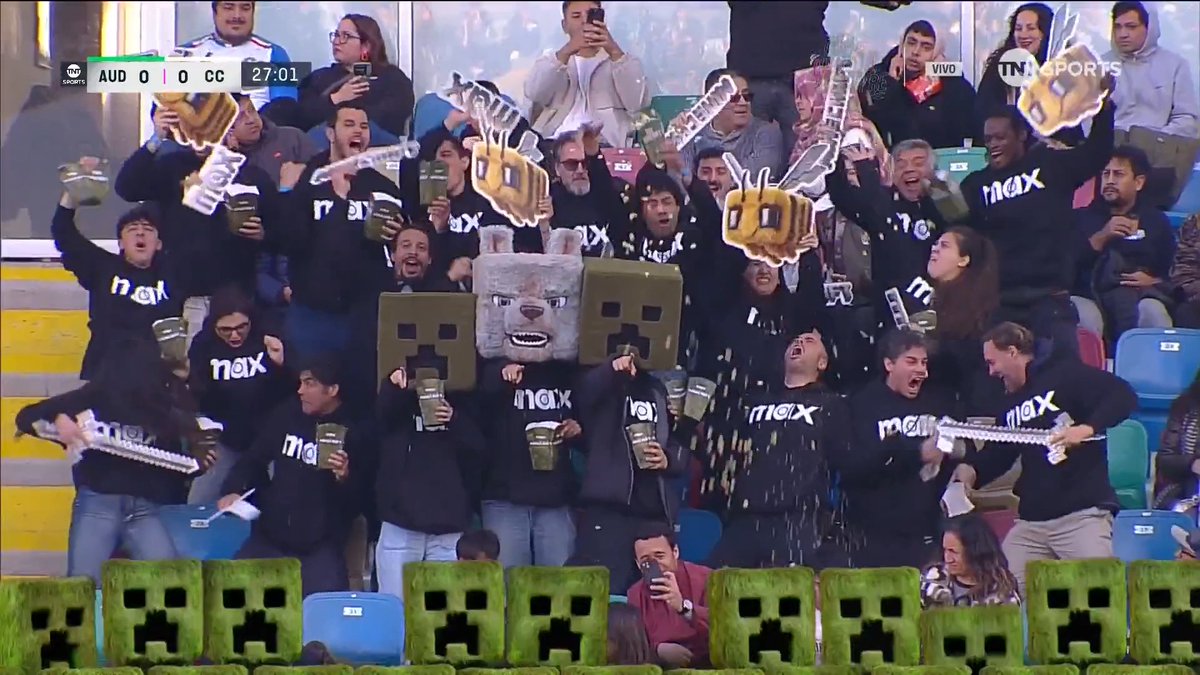 🍿🤩👾 ¡La tribuna es una fiesta! Hoy el estadio se convirtió en escenario de algo inesperado: una curiosa celebración que dejó a todos mirando. ¿El motivo? Una película de Minecraft llegó a Max. Ahora puedes disfrutarla desde casa, a tu manera. 😎🧱#MinecraftPelícula