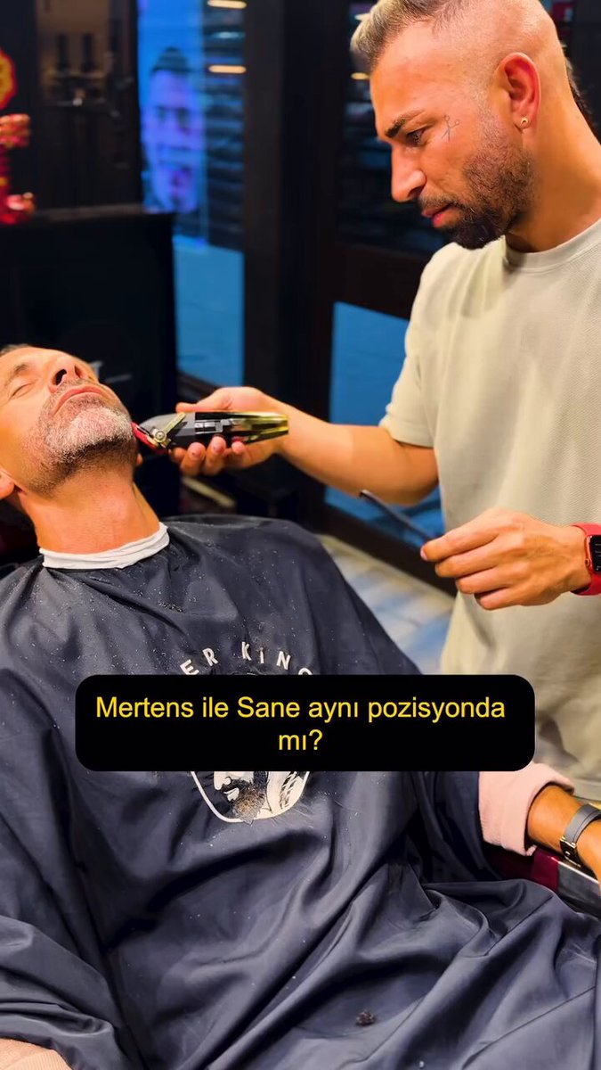 Mertens ile Sané aynı pozisyonda mı? 🎙️ Rio Ferdinand: "Hayır. Sol ayakla sol tarafta da oynayabilir." Sané'nin pozisyonu Barış'ın pozisyonu mu? 🎙️ Rio Ferdinand: "Sané sol açıktır."