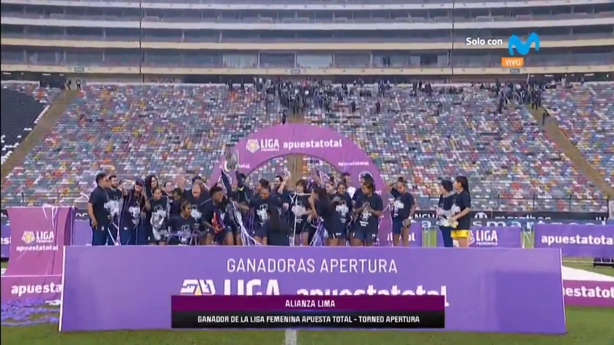 ๐ ยกAlianza Lima recibe el trofeo como ganadoras del Apertura de la Liga Femenina 2024! ยกEl plato ya tiene dueรฑas! ๐๐ #LigaFemeninaxMDeportes