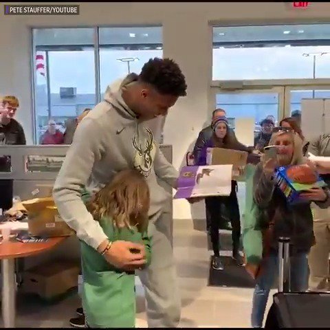 A Giannis se le iluminó la cara cuando una niña le regaló todos sus dibujos del año escolar. Un gesto simple, pero lleno de cariño. Y él lo recibió como si le hubieran dado otro anillo.