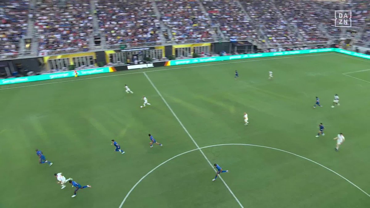 "PARTIDO DE MIERDA" Por el partido que jugaron Salzburgo y Al-Hilal que igualaron sin goles por el Mundial de Clubes. A nadie le importa este partido pero yo me lo tuve que fumar porque soy tendencias y es mi laburo, la concha bien puta de mi hermana.