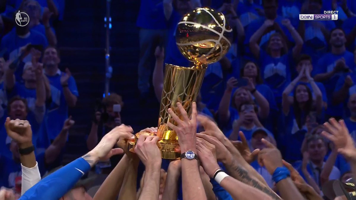 Les joueurs du Thunder soulèvent le Larry O'Brien Trophy ! 👏👏👏