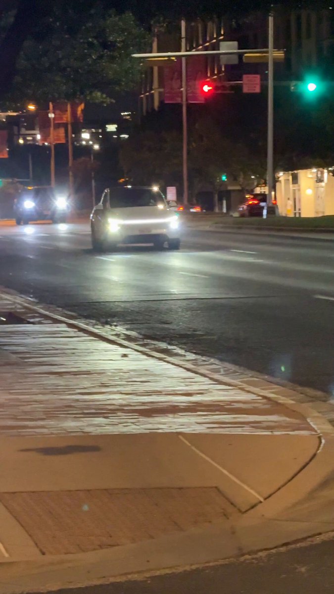Driverless Robotaxi drive at night. It’s insane to see Teslas without drivers. We are living in the future.