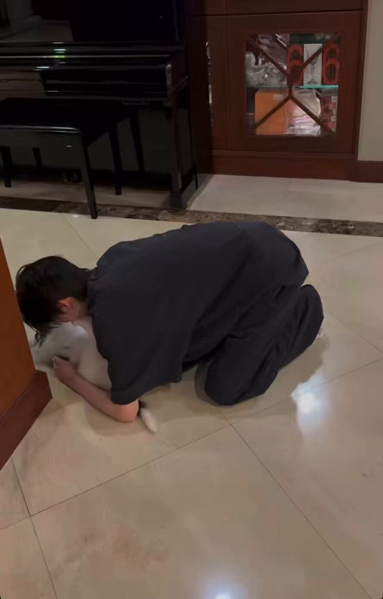 มึงละโกวเอ๋แซวไออ้วนว่าทำท่าเหมือนคนใช้555555555555555555 ไออ้วนบอก อั๊วะก็นั่งดูงัย!! ขำ555555555555