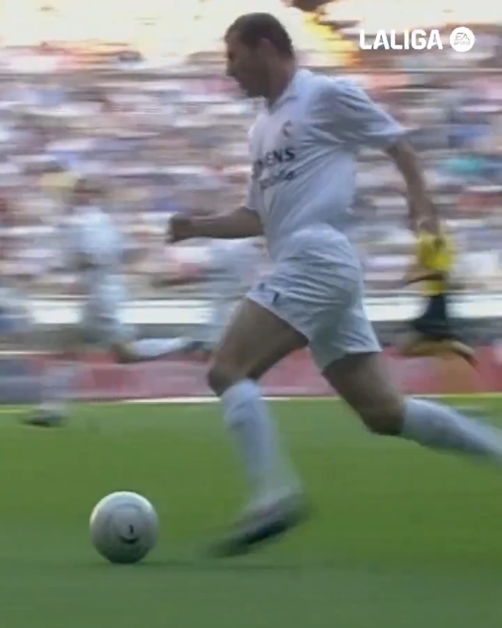 Jugaba en esmoquin. 👔 🎂🤍 ¡Feliz cumpleaños, Zinédine Zidane! Real Madrid C.F. | #LALIGAEASPORTS