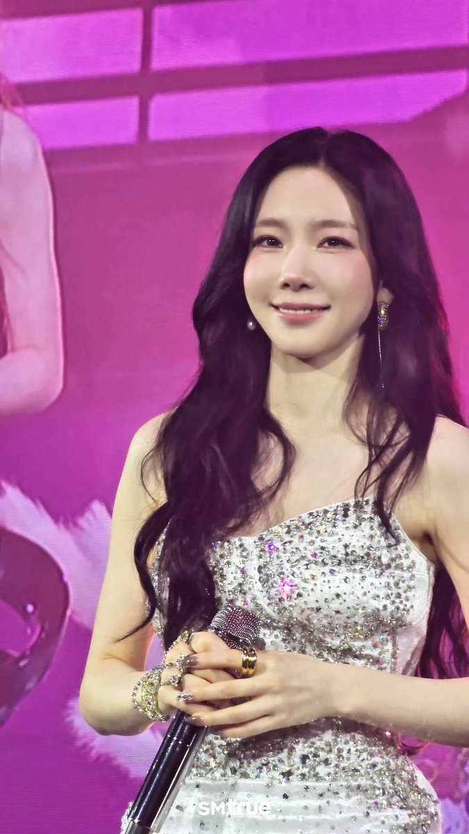 ฟินทั้งหูทั้งตาไปกับ 👑 TAEYEON 👑 ในเพลงที่ไพเราะจับใจ 💙 ‘Blue Eyes’ 💙 ท่ามกลางมวลหมู่ดอกไม้และบรรยากาศสุดโรแมนติกที่มี S💗NE ร่วมเคียงข้าง 🪻 #TAEYEON #태연 TAEYEON Official #GirlsGeneration #소녀시대 Girls' Generation #TAEYEON_TheTENSE #TheTENSE #BANGKOK #TAEYEON_TheTENSE_in_BANGKOK #SMTrue