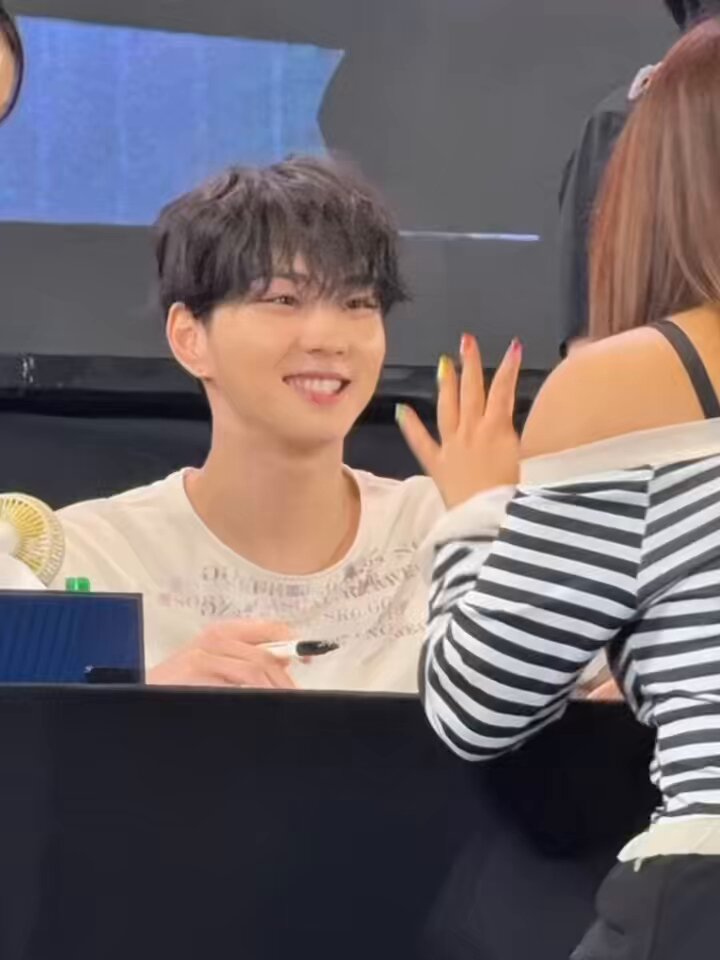 we need MORE engenes like this. this is the kind of love and words jungwon deserves to hear at every fansign. it’s so heartwarming, i’m just so happy he got to hear it 😭🤍