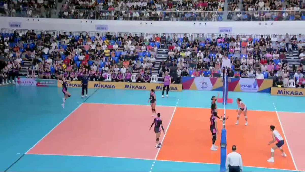 NAKA-PAMEWANG PA 'YAN SHA 🤣 Jema Galanza turns her own epic save into a highlight play, firing a powerful hit to end a long rally for the Creamline Cool Smashers against the Akari Chargers in Set 2 of their 2025 PVL on Tour matchup! #PVL2025 #TheHeartOfVolleyball #PVLonTour
