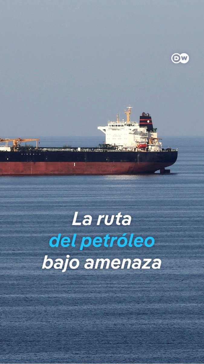 Qué pasa si Irán cierra el Estrecho de Ormuz El Parlamento iraní ha solicitado el cierre del Estrecho de Ormuz, una vía estratégica por la que transita cerca del 20 % del petróleo mundial. Esta decisión podría desencadenar una crisis energética global, afectando especialmente a los mercados asiáticos, como China, India, Japón y Corea del Sur. A pesar del voto parlamentario para el cierre del estrecho, la decisión final recae en el líder supremo de Irán, el ayatolá Ali Jamenei. /ir