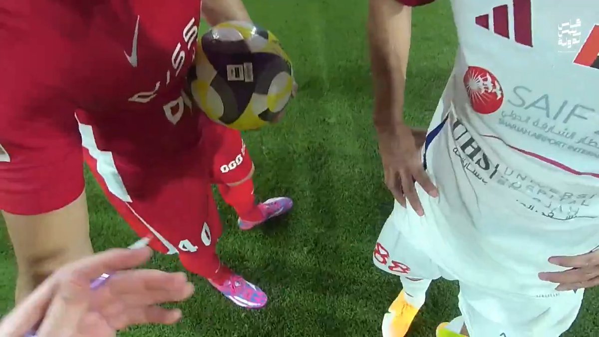 بما أن الكل يتابع بطولة كأس العالم للأندية ويشاهد التقنيات الحديثة منها "كاميرا الحكم" 📷 خلونا نسترجع معاكم ذكريات نهائي البطولة بين شباب الأهلي والشارقة 2025 حين تم استخدام التقنية لأول مرة في المنطقة ⚽ #كأس_رئيس_الدولة #كأس_العالم_للأندية