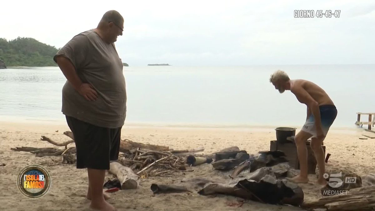 "Mi sono fatto baciare da un uomo... da un semidio... Omar!" Mario riesce a farsi dare un bacio da Omar, portando a termine la sua missione. #Isola