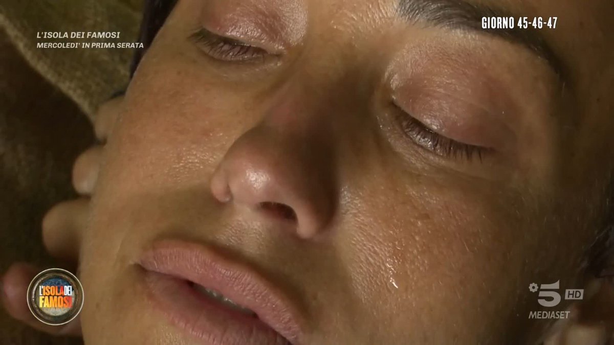 Teresanna, in lacrime dopo la discussione con Cristina, si sfoga con Jey: "Un giorno mi dimostrano affetto e il giorno dopo mi dicono che sono falsa" #Isola