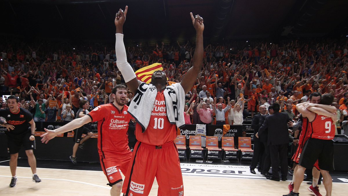 ⭐ Romain Sato Lo disfrutaste como jugador en días inolvidables... el domingo por la tarde, puedes volver a verle jugando en el Partido de Leyendas que despedirá la Fonteta 😍 🧡 Te esperamos 🎫 Entrada solidaria en beneficio de afectados por la DANA 🔗