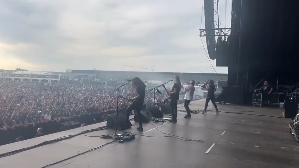 Had a great time at Graspop and Hellfest over the weekend. Paris, you’re up next tomorrow at La Machine Du Moulin Rouge. 🎥: Gage Freeman