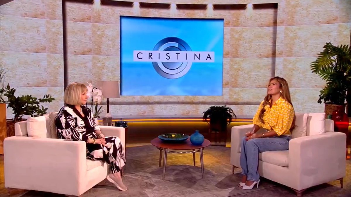 Esta será una noche histórica, llena de emoción, música, revelaciones y pura energía latina. ¡Cristina está de vuelta y LABICHOTA en uno de sus mejores momentos! 🤩 No te puedes perder esta exclusiva HOY a las 7P/6C por Univision. #Promo #ElShowDeCristina #CristinaSaralegui #KarolG #Tropicoqueta #latina #colombia