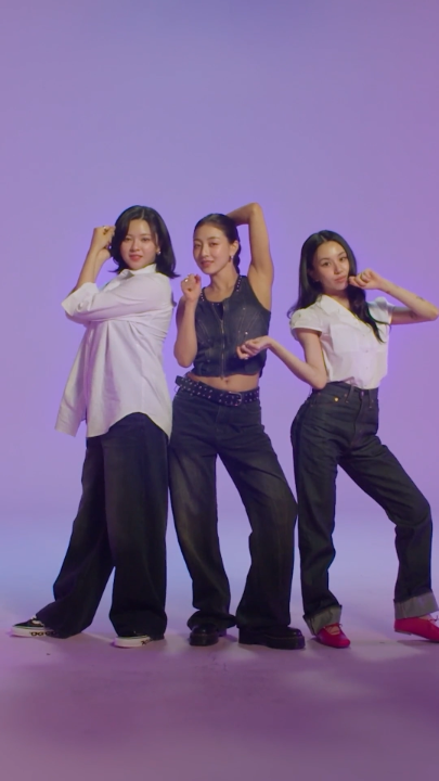 Jeongyeon, Jihyo & Chaeyoung from TWICE in a HUNTRIX pose-off for the ages 🔥