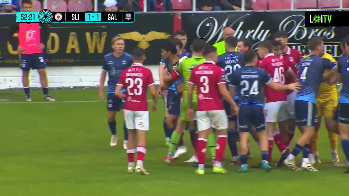 The hand bags are out at The Showgrounds!🔴👜 Moses Dyer and John Mahon have both been sent off.