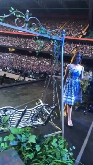 Video of Lana and Jeremy having a sweet moment during the beginning of her show