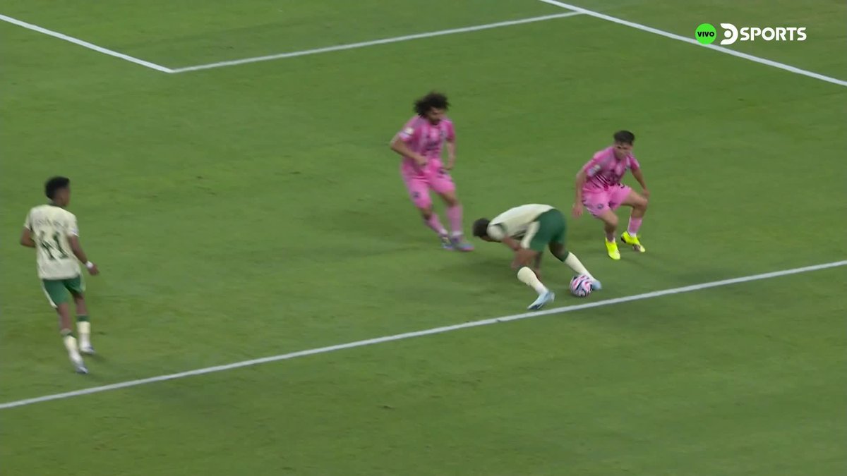 ¿QUÉ PASÓ AQUÍ? Richard Ríos quedó tendido en el piso después de un golpe dentro del área de Inter Miami por parte de Noah Allen. #MundialDeClubesEnDSPORTS | #FIFACWC