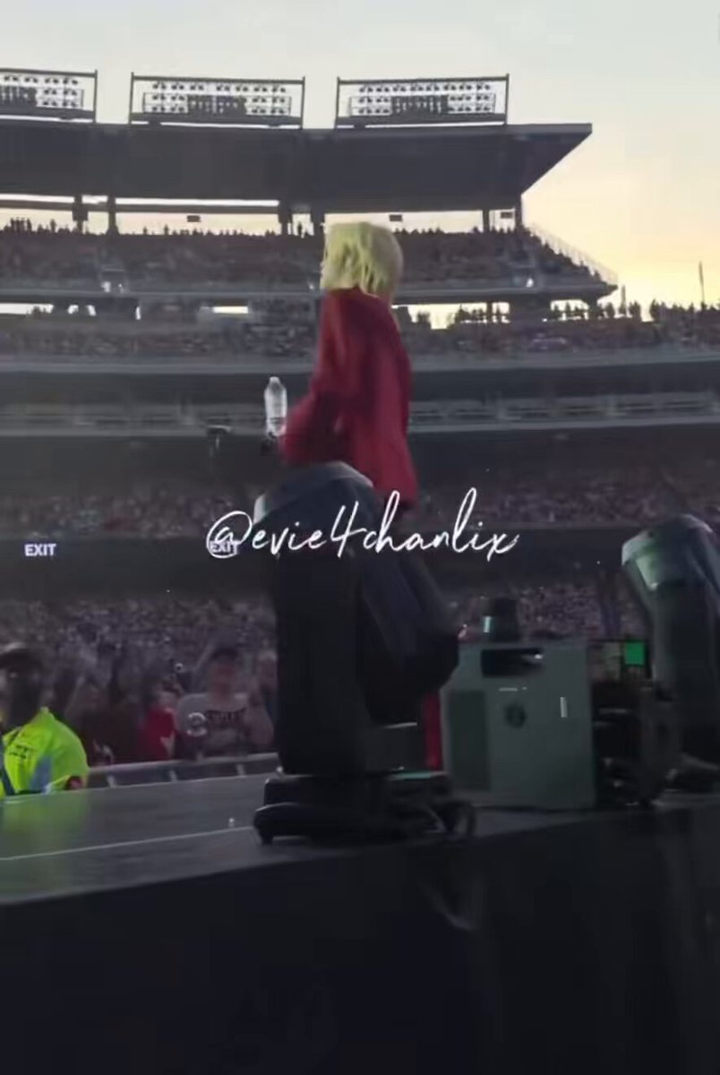 the security guards reaction to felix splashing water in the crowd is soooo cute😭