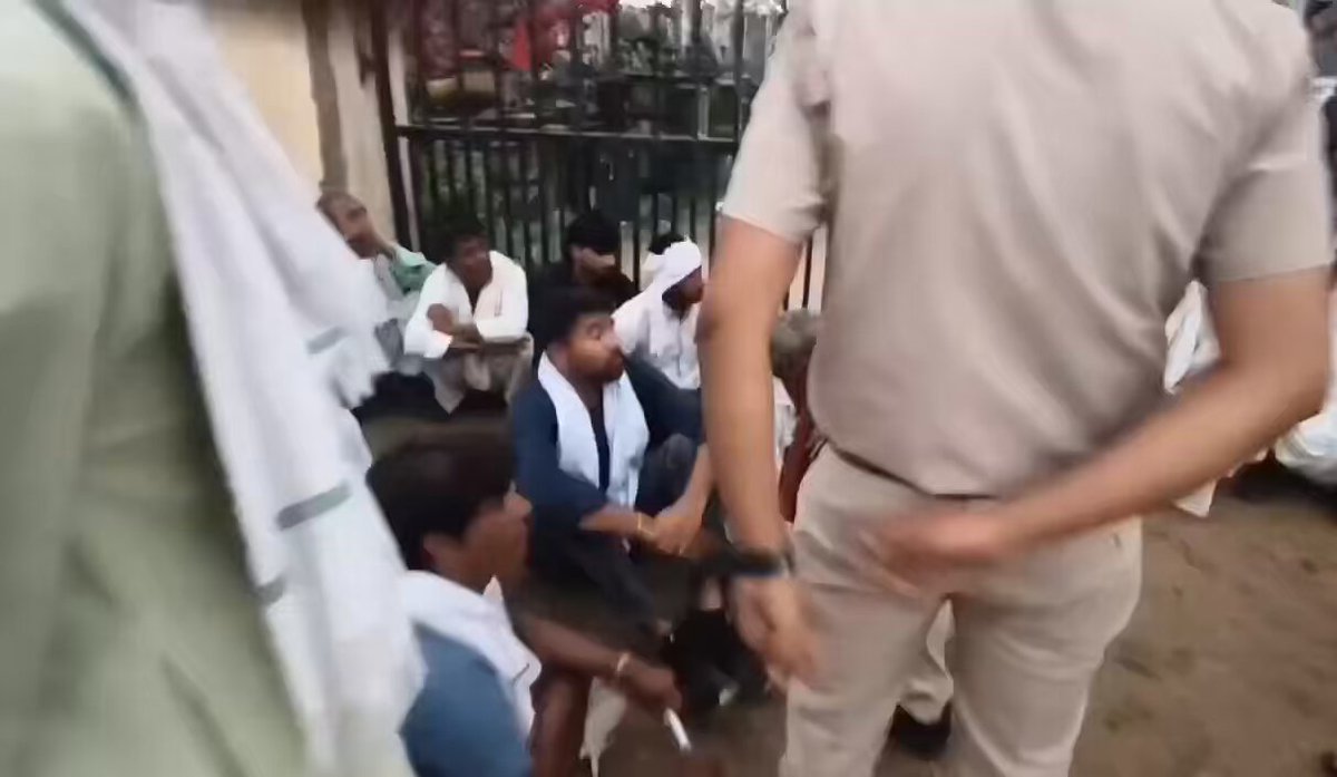 किसान ट्रांसफार्मर के लिए चक्कर लगाते रहे, थक कर धरने पर बैठ गये AEN साहब बोले - ‘ वो गया कांग्रेस का टाईम अब, बीजेपी का राज है AEN साहब को कौन समझाये राज बदलते रहते है क्या पता भविष्य में ये जवान लड़का RAKESH DAYMA ही विधायक बन जाये 🙂🙏