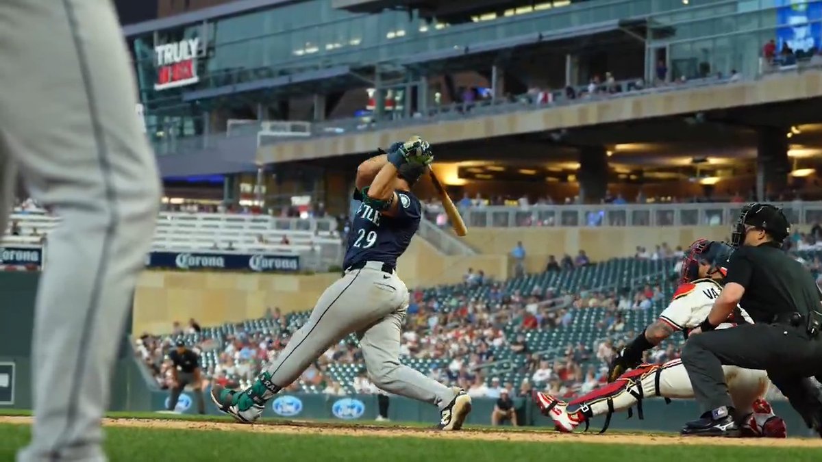 Cal Raleigh: - HR in 4 straight games for the first time in his career - 6 HRs in his last 6 games - 5 HRs in 4 games against the Twins this season