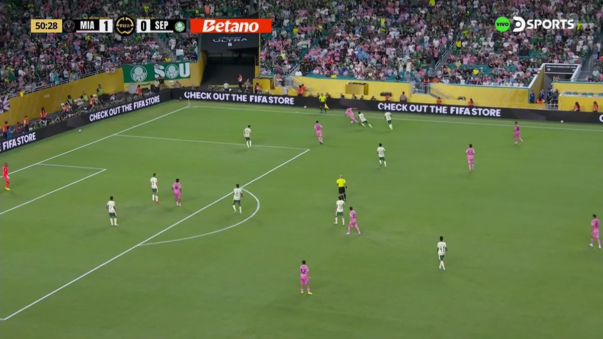 Entre todo el mediocampo de Palmeiras no le pueden sacar la pelota a Lionel Messi. En media hora cumple 38 años.