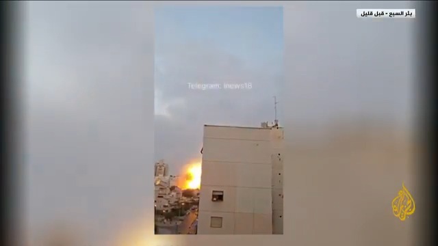 لحظة سقوط صاروخ أطلق من إيران على مبنى في بئر السبع وتسبب في مقتل 6 إسرائيليين #الأخبار