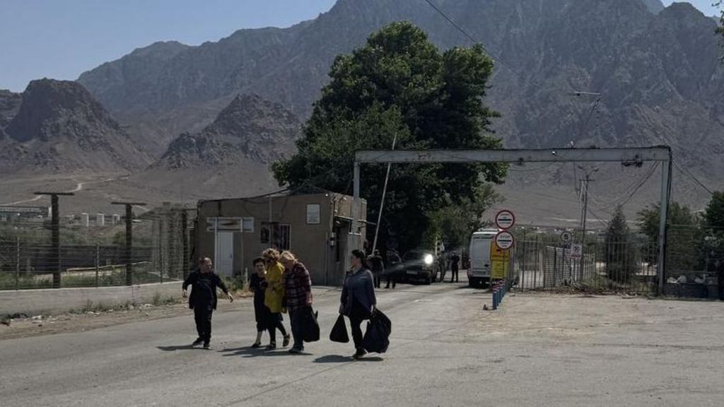 BBCニュース - 隣国アルメニアへと逃げるイランの人々、BBC特派員が取材