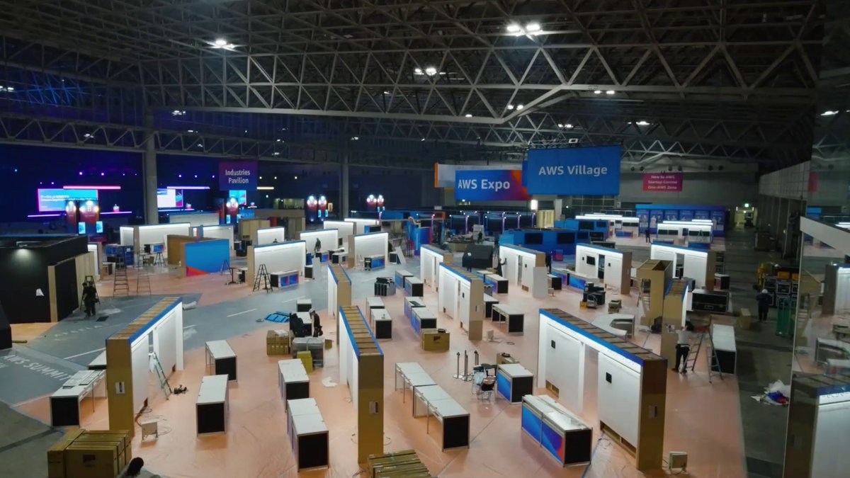 【#AWSSummit の設営の様子をお届け】 会場準備が着々と進んでいます！設営の様子をタイムラプスでお届け。 当日は、歩きやすい靴 👟 と、動きやすい服がおすすめ✨ 飲料や雨具もお忘れなく🥤 明日から皆さまにお会いできることを楽しみにしています！ AWS Summit👉
