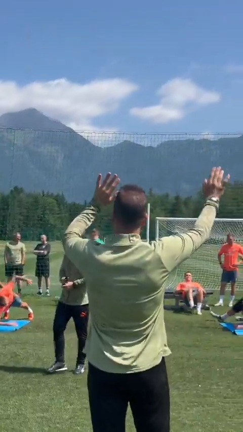 Arda Turan’ın teknik direktörlük yaptığı Shakhtar Donetsk’in resmi hesabından yapılan paylaşım: “Shakhtar antrenmanında Türk atmosferi”