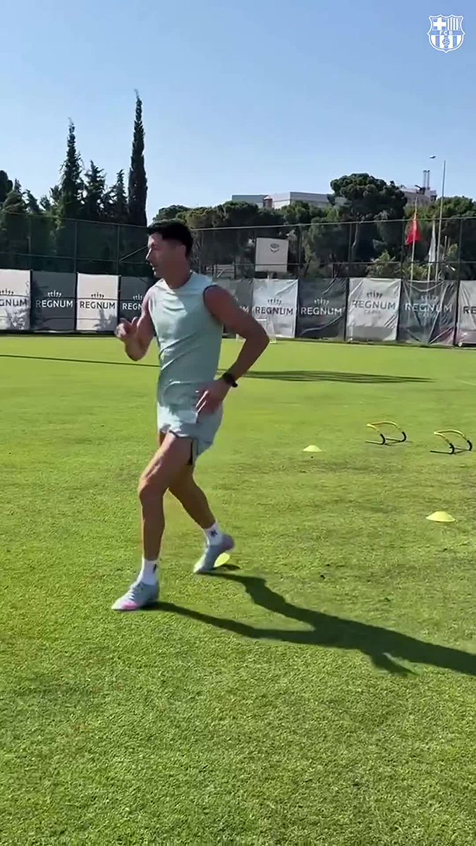 Vacation time? Not for Lewy. 💪