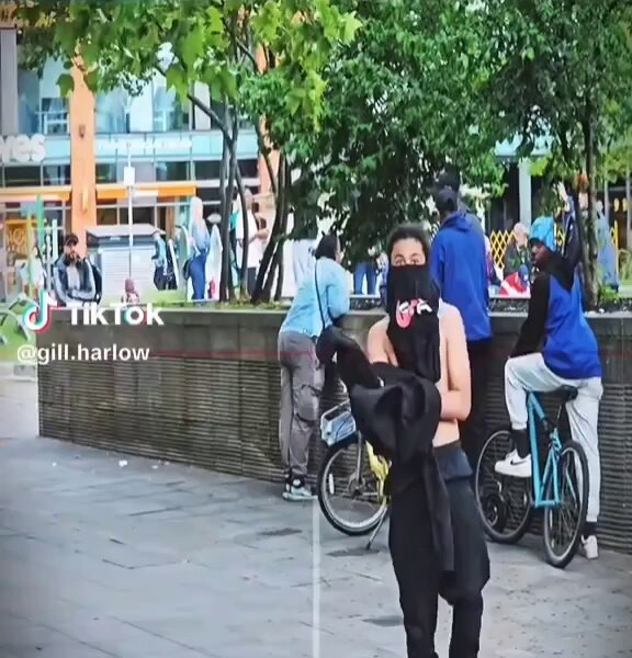 Charlie Veitch comes across an ethnic "roadman" who tries to attack him and get a brick to throw at him, the absolute state of this guy 🤣 Charlie Veitch