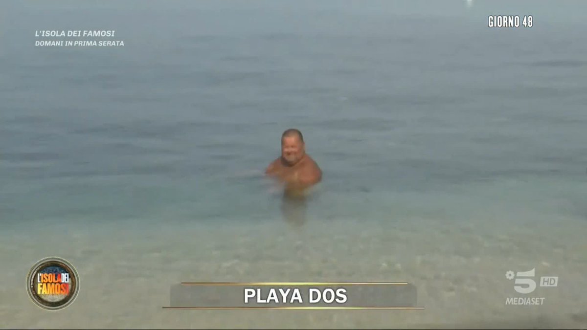 I Naufraghi si esercitano con la prova di apnea e Mario resiste per un minuto intero. #Isola