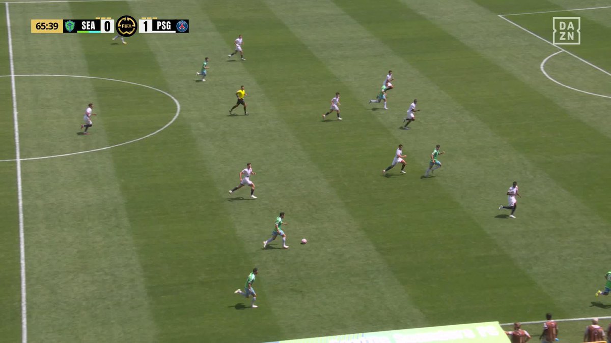 Regardez la course de 80 mètres d'Achraf Hakimi 🇲🇦 sur son but (en haut à droite sur la vidéo)... 😳 ⚡ C'est dingue d'être capable de répéter les efforts sous cette chaleur, après avoir joué autant de matchs cette saison ! (DAZN France)