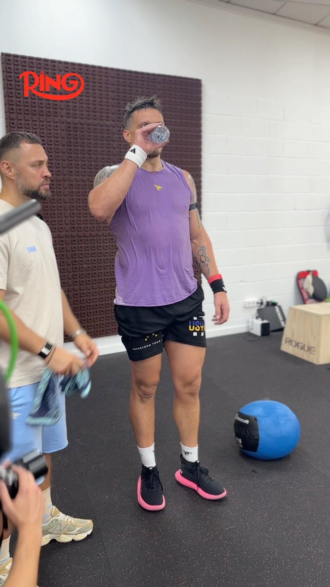 Oleksandr Usyk showing off his water trick whilst in training for his undisputed heavyweight show down with Daniel Dubois 💦