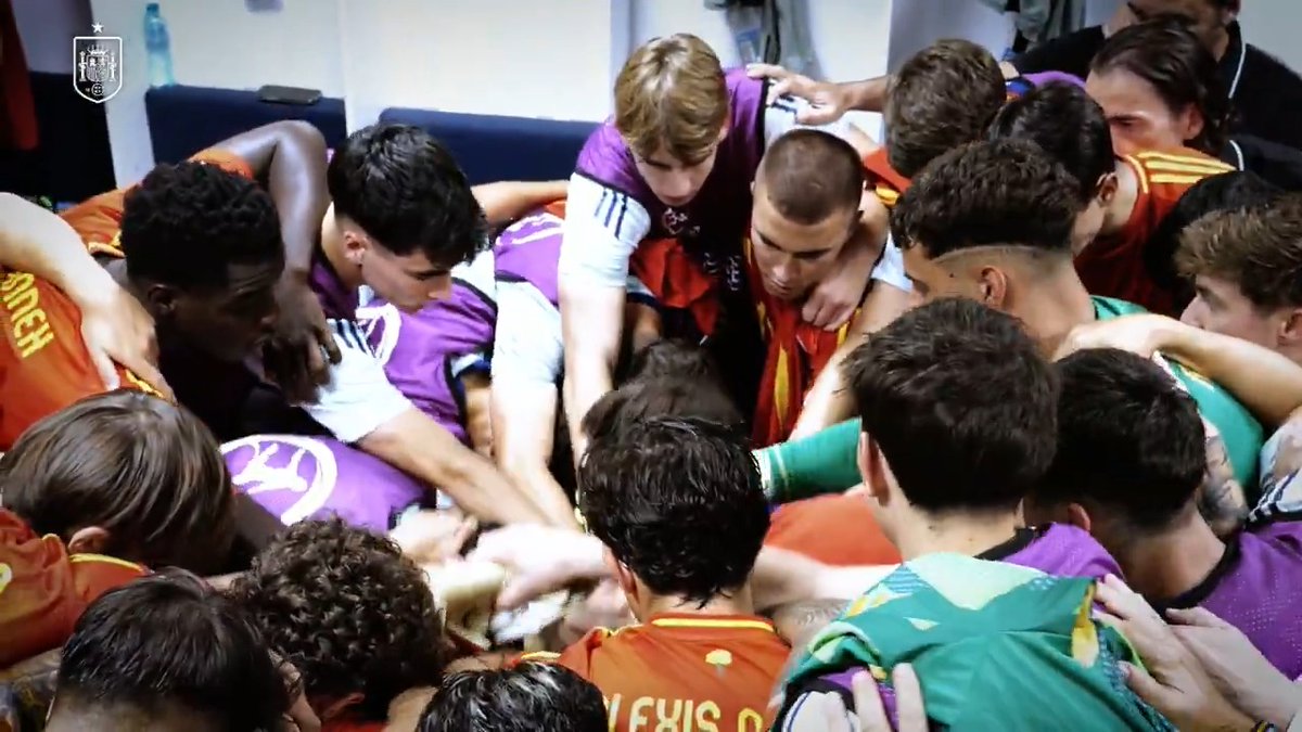 🧠🫂🫀 Los partidos importantes empiezan a ganarse desde antes de saltar al terreno de juego. 🔝 Así se motivaban los nuestros antes de la semifinal del #U19EURO. #NuestraBase