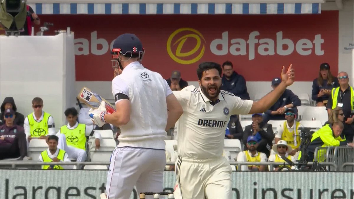 It's two in two for India as Harry Brook is dismissed for a golden duck 😳