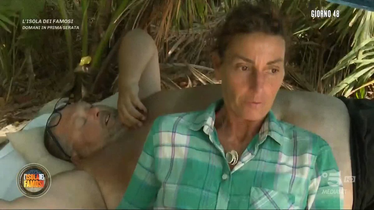 Cristina si tiene alla larga dalla discussione tra Omar e Teresanna, confidandosi con Mario. #Isola