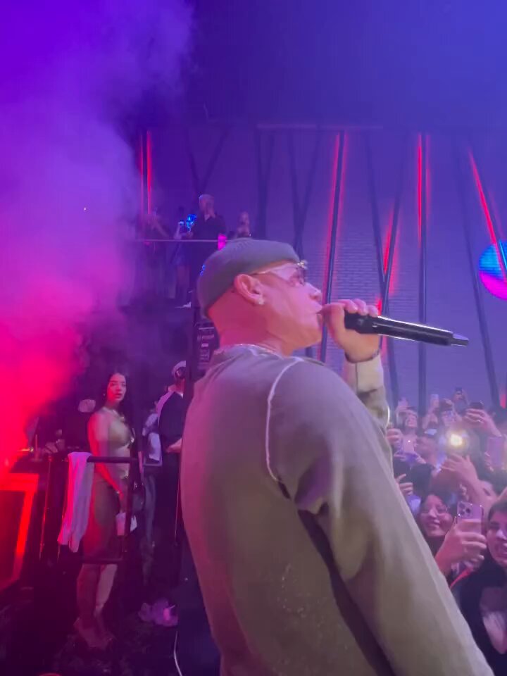 Génesis y Cosculluela son novios o ella trabaja de road manager?
