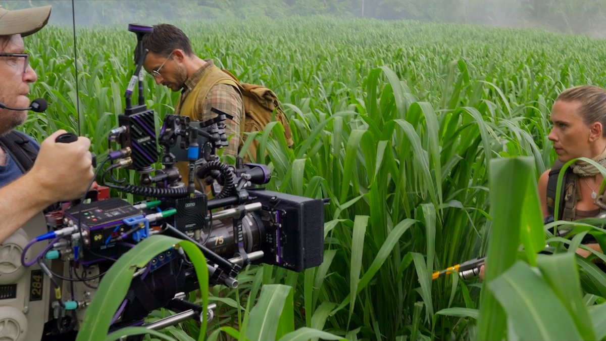 See how Gareth Edwards brought Jurassic World Rebirth to life by shooting on film.