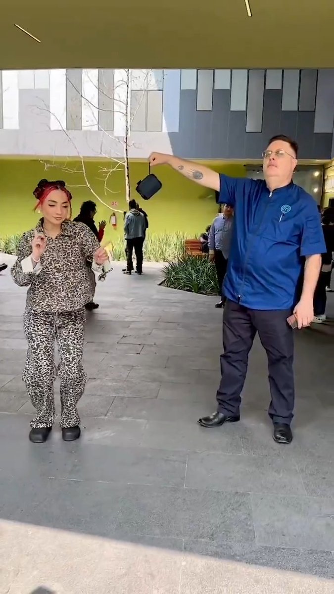 ¡Leslie no desaprovecha ningún momento y nos regaló este tremendo momento junto al Chef Herrera! 🙌🤪 Esto es parte de lo que no se ve en #MasterChefCelebrity Generaciones. 🤩🔥 Esto y mucho más podrás encontrarlo aquí 👉 📺