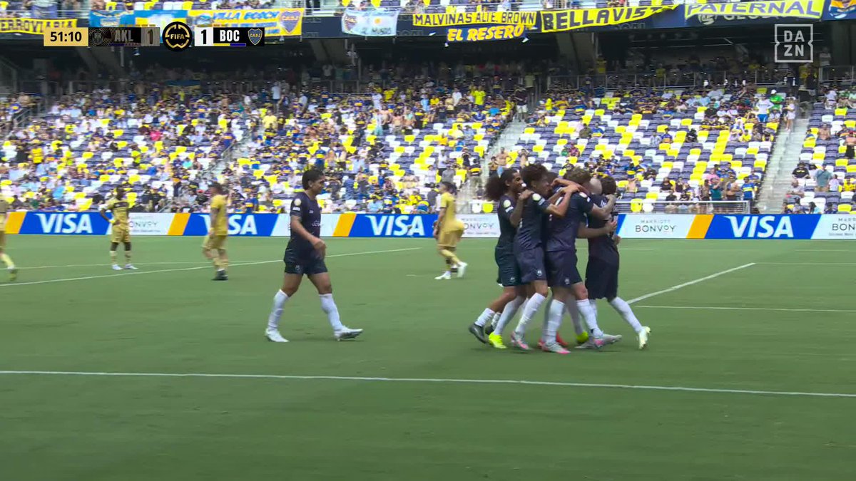 Este tío es profesor de Historia en Nueva Zelanda y le acaba de empatar el partido a Boca Juniors. Ahora a sus alumnos les podrá contar las proezas de Julio César en la Antigua Roma y la suya propia en el Mundial de Clubes. El Fútbol es maravilloso.