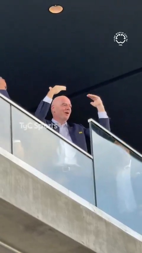 INFANTINO APLAUDIENDO A LOS HINCHAS DE BOCA 👏🏻🔵🟡 El gesto del presidente de la FIFA para los simpatizantes del Xeneize presentes en Nashville.
